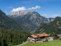 Österreich - Kallbrunnalm - Beim Ausgangspunkt Pürzelbach mit Blick zu Loferer Steinberge